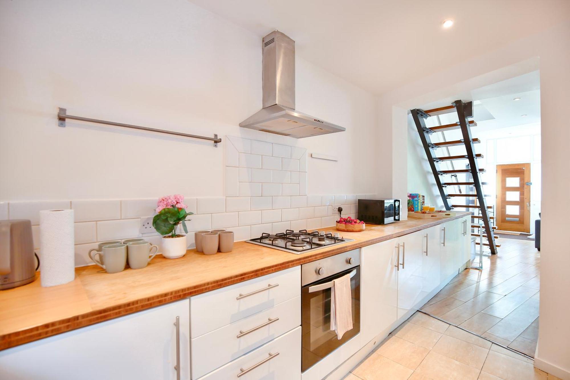 Three Bedroom House By Peacegrove Homes Short Lets & Serviced Accommodation Brighton With Free Wifi & Pet Friendly Exterior photo